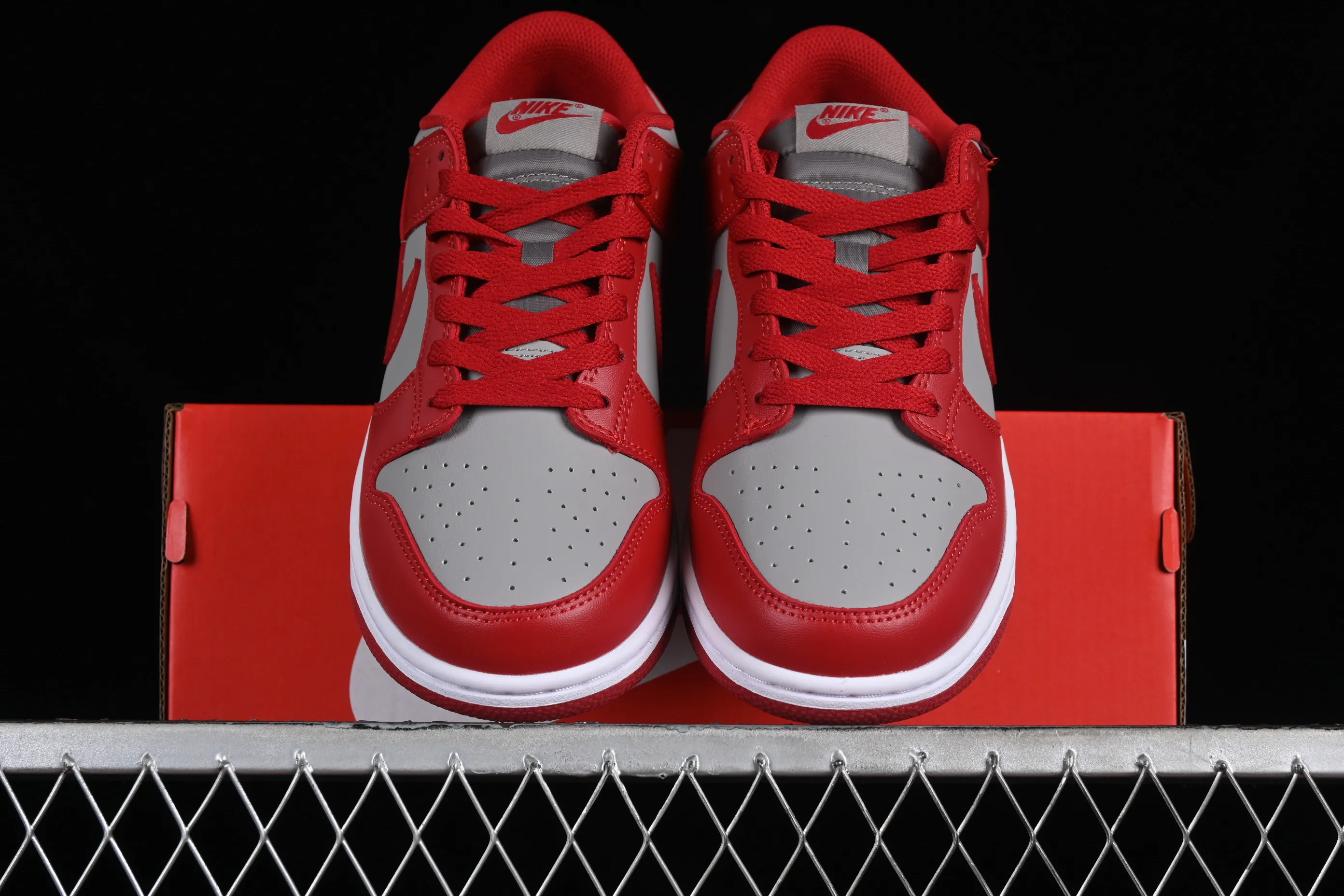 All Categories Nk SB Dunk Series Nk SB Dunk Low Low-top sneakers Nk SB Dunk Low Gray and red color Low-top casual sports skateboard shoes CW1590-0002